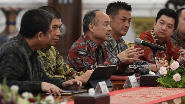 (ki-ka) President of Grab Indonesia Ridzki Kramadibrata, CEO Grab Anthony Tan, Founder dan CEO Softbank Masayoshi Son, saat diterima Presiden Joko Widodo Foto: ANTARA FOTO/Puspa Perwitasari