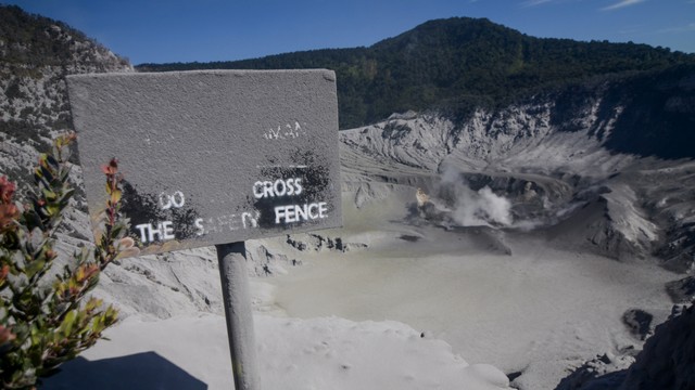 Lansekap Kawah Ratu pascaerupsi Gunung Tangkuban Parahu, di Kabupaten Subang, Jawa Barat, Minggu (28/7/2019). Foto: ANTARA FOTO/Raisan Al Farisi