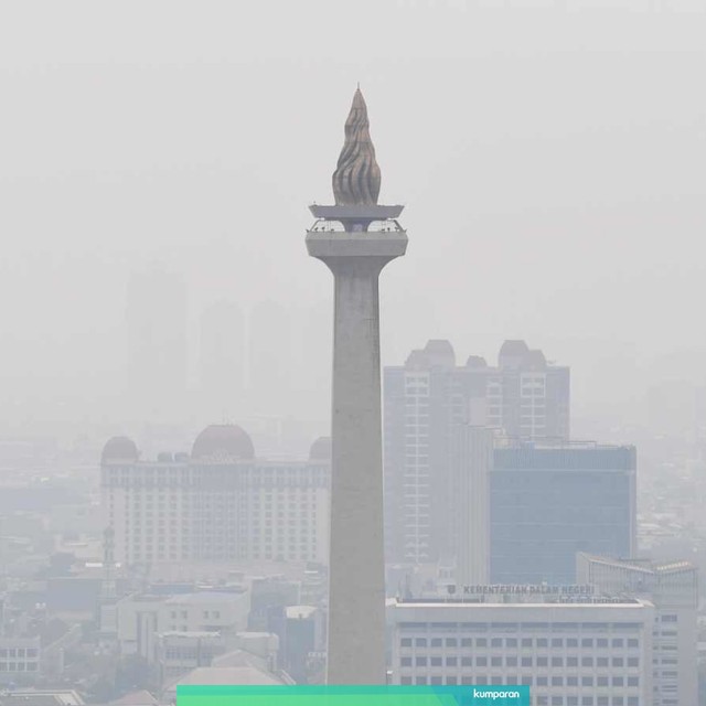 Suasana Monumen Nasional (Monas) yang diselimuti asap polusi di Jakarta, Senin (29/7/2019). Foto: ANTARA FOTO/Wahyu Putro A