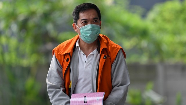 Tersangka selaku pengacara Alfin Suherman tiba untuk menjalani pemeriksaan di kantor KPK, Jakarta, Senin (29/7). Foto: ANTARA FOTO/Sigid Kurniawan