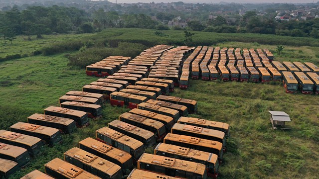 Foto udara kumpulan Bis TransJakarta yang sudah tak terpakai di kawasan Dramaga Kabupaten Bogor, Jawa Barat, Senin (29/7). Foto: Helmi Afandi Abdullah/kumparan