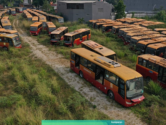 Foto udara kumpulan Bis TransJakarta yang sudah tak terpakai di kawasan Dramaga Kabupaten Bogor, Jawa Barat, Senin (29/7). Foto: Helmi Afandi Abdullah/kumparan