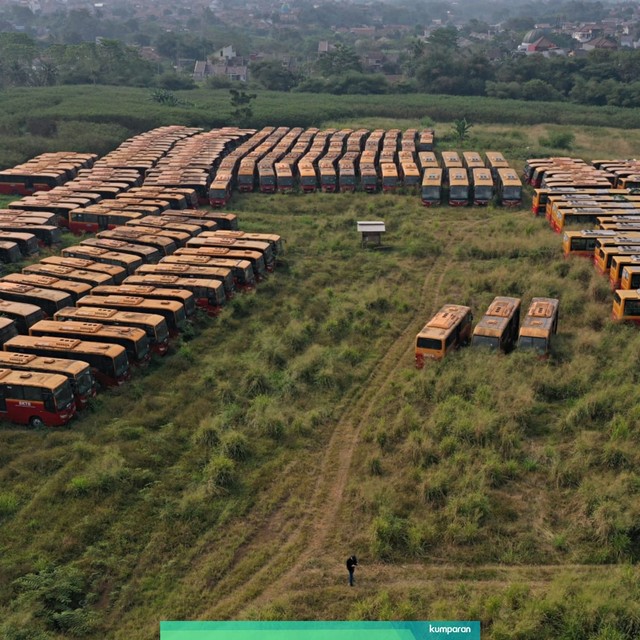 Foto udara kumpulan Bis TransJakarta yang sudah tak terpakai di kawasan Dramaga Kabupaten Bogor, Jawa Barat, Senin (29/7). Foto: Helmi Afandi Abdullah/kumparan