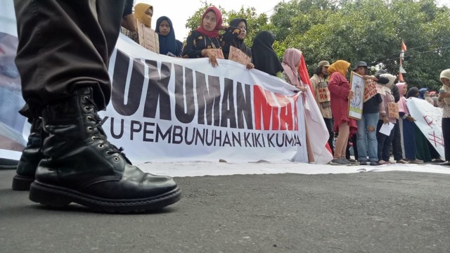Masa aksi di depan Polda Malut. Foto: Rajif Duchlun/cermat
