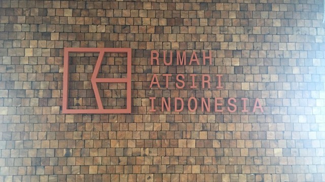 Nobi, tour guide yang sedang memberikan penjelasan mengenai ragam tanaman di Rumah Atsiri Foto: Gitario Vista Inasis/kumparan