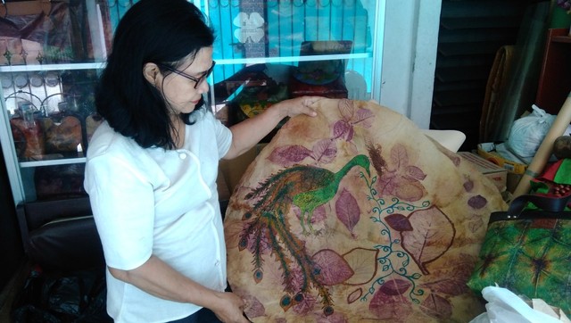 Kertas bungkus semen yang diberi lukisan burung merak. Foto-foto : Masruroh/Basra