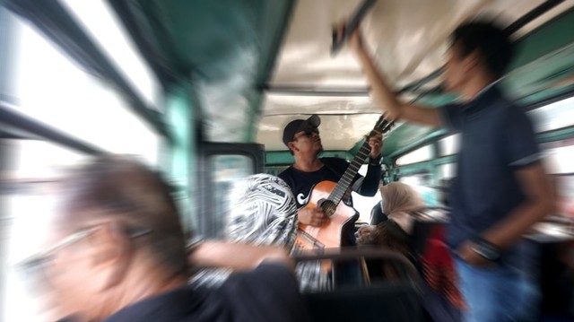 Ilustrasi Pengamen dalam Kopaja. Foto: Iqbal Firdaus/kumparan