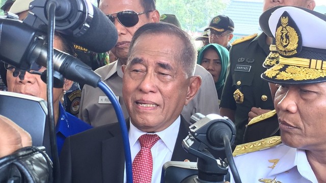 Menteri Pertahanan (Menhan) Ryamizard Ryacudu saat ziarah di Taman Makam Pahlawan (TMP) Kusumanegara, Yogyakarta, Selasa (30/7). Foto: Arfiansyah Panji Purnandaru/kumparan