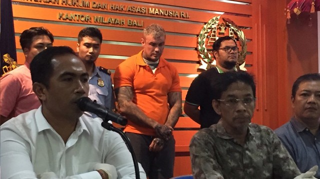 Terence Murrell, Model Borunan Inggris di Imigrasi Ngurah Rai. Foto: Denita BR Matondang/kumparan