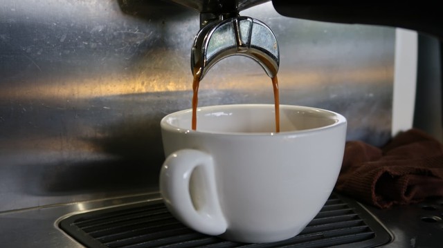 Ilustrasi membuat espresso. Foto: Melly Meiliani/kumparan