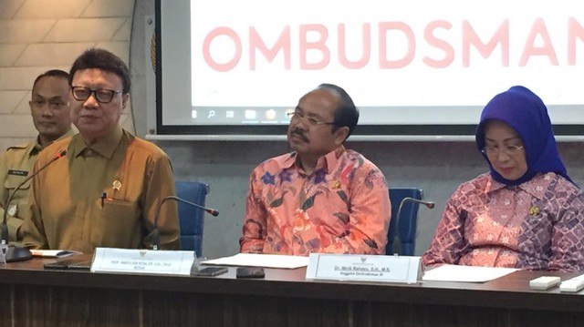 Menteri Dalam Negeri, Tjahjo Kumolo (kiri) bersama Sejumlah Deputi Kemenko-Polhukam di Gedung Ombudsman RI. Foto: Andesta Herli/kumparan
