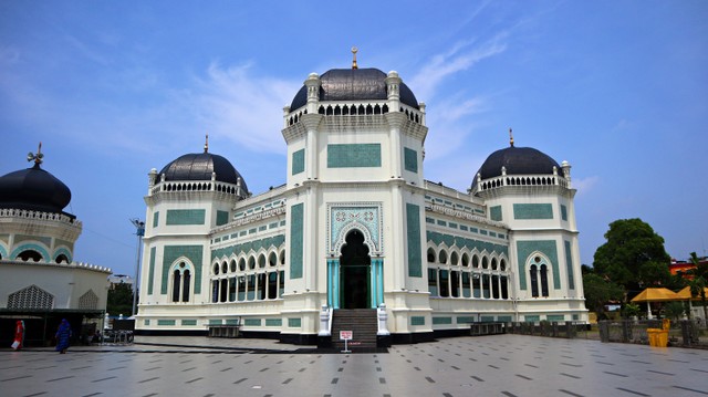 Masjid Raya Al Mashun Medan yang megah Foto: Helinsa Rasputri/kumparan