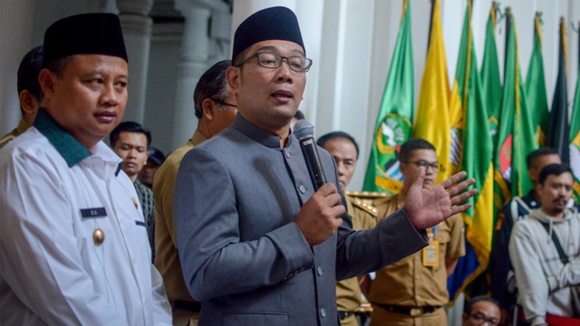 Gubernur Jawa Barat Ridwan Kamil (kedua kiri) didampingi Wakil Gubernur Jawa Barat Uu Ruzhanul Ulum (kiri). Foto: ANTARA FOTO/Raisan Al Farisi