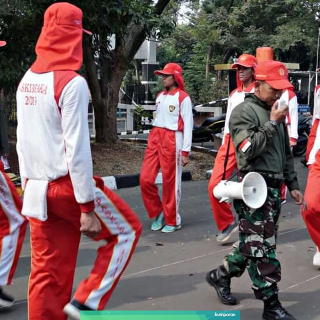 Seorang petugas TNI melatih sejumlah anggota Paskibraka di Lapangan Pusat Pemberdayaan Pemuda dan Olahraga Nasional (PP PON) Cibubur, Jakarta Timur. Foto: Helmi Afandi/kumparan