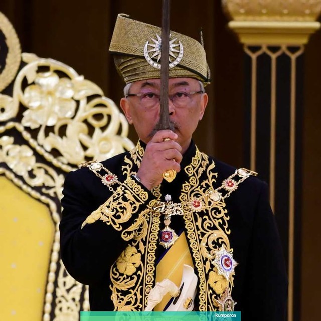 Raja baru Malaysia, Al-Sultan Abdullah Ri'ayatuddin Al-Mustafa, Billah Shah mencium "keris" pada saat penobatannya di Istana Nasional di Kuala Lumpur, Malaysia. Foto: REUTERS/Departemen Informasi Malaysia