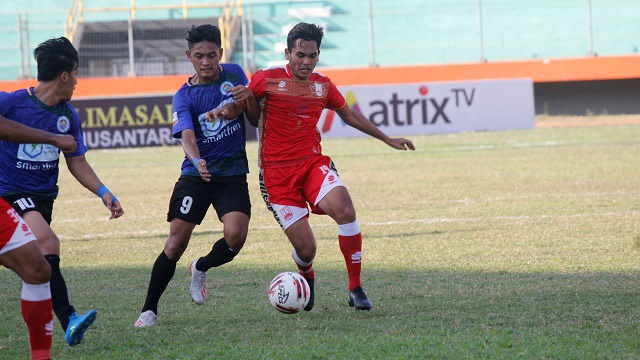 Penyerang Bogor FC Sulut United, Martinus Novianto Ardi berebut bola dengan pemain belakangan PErsis Solo. Laga ini dimenangan Persis Solo dengan skor akhir 2-0 (foto: official Sulut United)