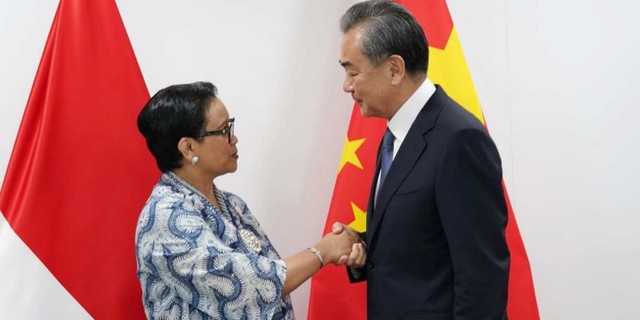 Menteri Luar Negeri Retno Marsudi (kiri) berjabat tangan dengan Menteri Luar Negeri China Wang Yi disela-sela Pertemuan Tingkat Menteri ASEAN ke-52 di Bangkok, Thailand. Foto: Dok. Kementerian Luar Negeri Indonesia