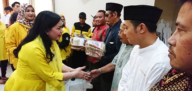 Bakti sosial "Tebar Mukna" yang dihadiri Ketua Umum Ikatan Istri Partai Golkar (IIPG) Partai Golkar, Yanti Airlangga Hartanto di Kantor DPD Golkar Solo, Punggawan, Banjarsari, Solo, Selasa (30/7) (Agung Santoso)