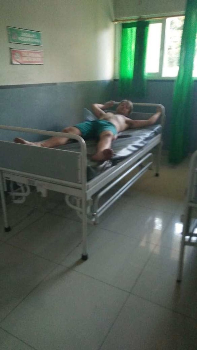 Bule yang menakuti warga dengan kayu di tangkap Satpol PP Gianyar. Foto: Dok. Satpol PP Gianyar