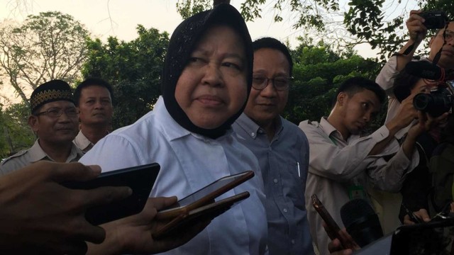 Wali Kota Surabaya Tri Rismaharini saat di kebun binatang Surabaya. Foto: Yuana Fatwalloh/kumparan