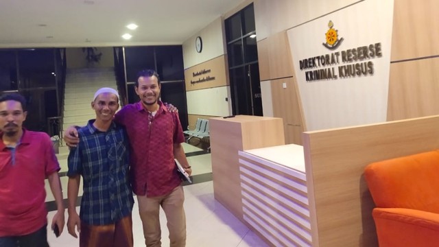 Tgk Munirwan (tengah) bersama tim pendamping dari Koalisi NGO HAM Aceh, saat bebas setelah penangguhan penahanan di Polda Aceh. Dok. Koalisi NGO HAM 