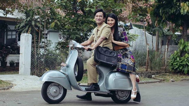Ruben Onsu dan Sarwendah berbusana ala 80-an. Foto: Instagram / @sarwendah29