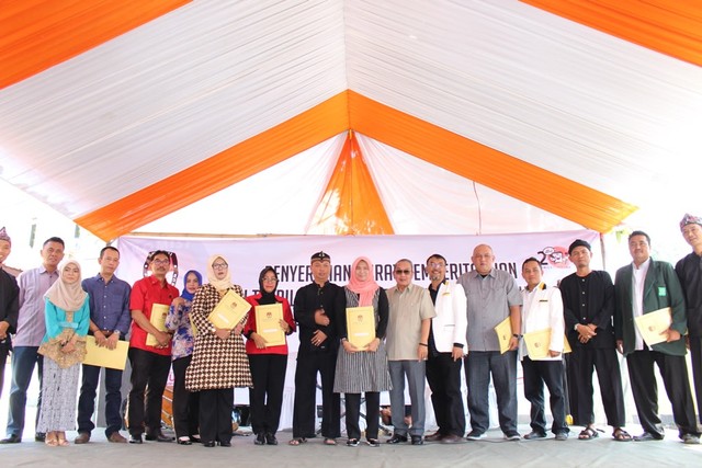 Sebanyak 50 Anggota DPRD Kabupaten Kuningan resmi ditetapkan KPU Kabupaten Kuningan, Selasa (30/7). Caleg terpilih saat ini tinggal menunggu Kemendagri. (Andry)