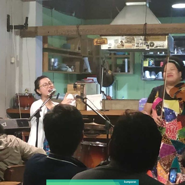 NonaRia dalam pertunjukan musik galang dana untuk Bonita. Foto: D.N Mustika Sari/kumparan