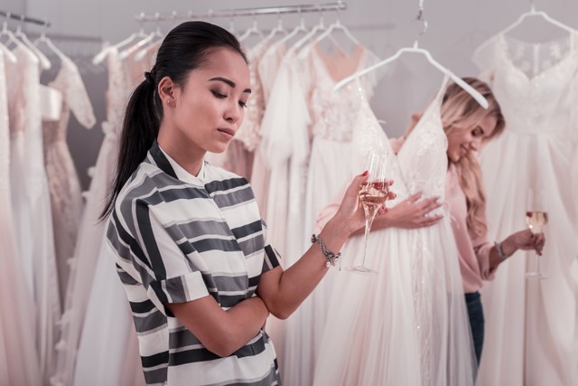 Perempuan melawan tekanan sosial soal pernikahan dengan membuat gerakan #NoMarriage. Foto: Shutterstock