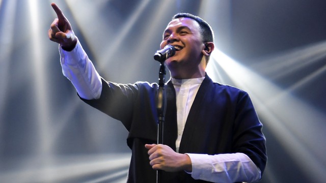 Tulus Menyapa penggemarnya saat tampil pada konser yang bertajuk One Intimate Night Show di The Kasablanka Hall, Jakarta. Foto: ANTARA FOTO/Hafidz Mubarak A