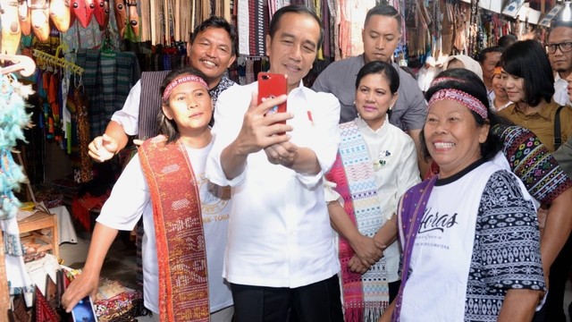Presiden Joko Widodo berfoto dengan warga di Kampung Huta Siallagan, Desa Ambarita, Kecamatan Simanindo, Kabupaten Samosir, Provinsi Sumatera Utara, pada Rabu pagi, 31 Juli 2019. Foto: BPMI Setpres/Kris