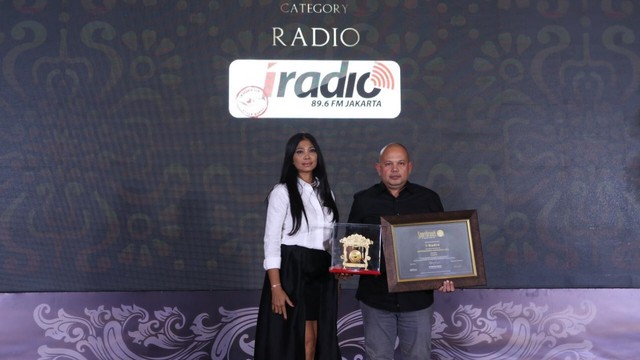I-radio saat menerima penghargaan Superbrands Indonesia 2019, kategori Radio. Foto: Dok. I-radio