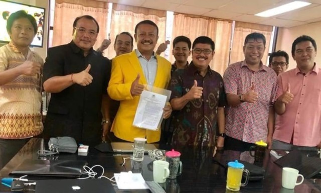 Gde Sumajaya Linggih alias Demer (jaket kuning) saat mengumumkan penunjukan diri sebagai Ketua DPD Bali (dok.kanalbali)