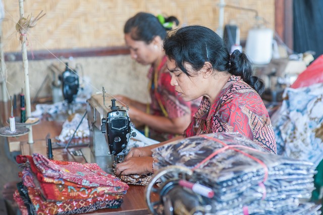 com-Dua perempuan pekerja industri tekstil Indonesia. Masalah utama industri TPT bukan kurangnya insentif, melainkan impor yang tidak dikontrol. Foto: Khairul Effendi/Shutterstock