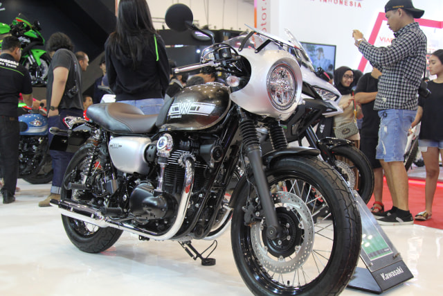 Kawasaki W800 Cafe Foto: Bangkit Jaya Putra/kumparan