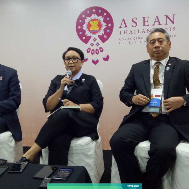 Menteri Luar Negeri Retno Marsudi (tengah) usai mengikuti rangkaian agenda pertemuan tingkat Menteri ASEAN ke-52 di Bangkok. Foto: Nadia Riso/kumparan