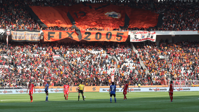 Spanduk raksasa bertuliskan "FIX 2005" terbentang saat laga final Piala Indonesia antara Persija dan PSM di Stadion Utama GBK, Jakarta, Minggu (21/7). Foto: Nugroho Sejati/kumparan