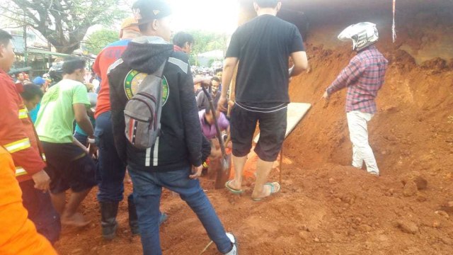 Petugas evakusi kendaraan yang tertimpa truk tanah di Jl Imam Bonjol, Kota Tangerang. Foto: Twitter/ @NTMCLantasPolri