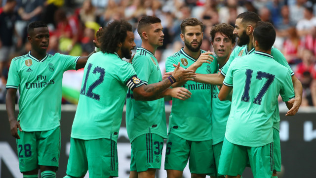 Para pemain Real Madrid merayakan hat-trick Karim Benzema di final Audi Cup 2019. Foto: REUTERS/Michael Dalder