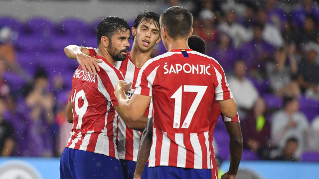 Joao Felix (tengah) merayakan gol bersama Diego Costa dan Ivan Saponjic. Foto: USA Today via Reuters/Steve Mitchell