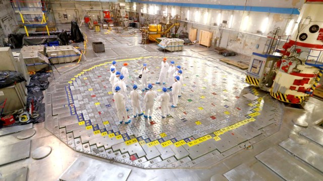 Pengunjung berdiri di atas reaktor nuklir Ignalina yang dinonaktifkan di Visaginas, Lithuania. Foto: REUTERS/Ints Kalnins