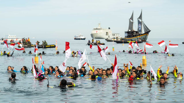 Peserta mengikuti pemecahan rekor dunia penyelaman massal oleh 3000 penyelam di Manado. Foto: Dok. Wanita Selam Indonesia (WASI)