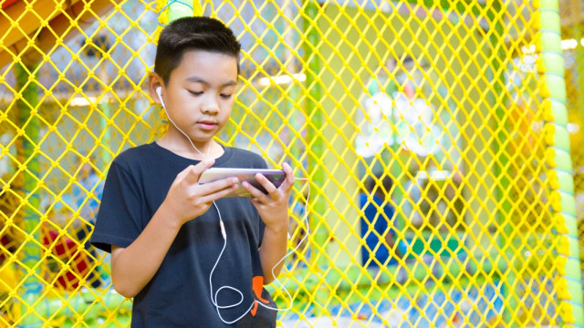 Anak bermain gagdet Foto: Shutterstock