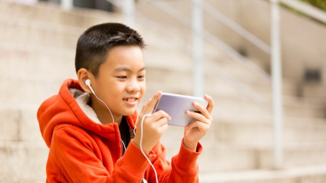 Ilustrasi anak main Tik Tok Foto: Shutterstock