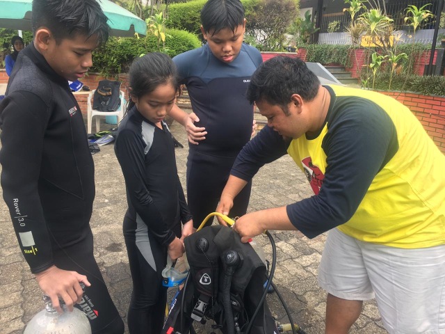 #Laboratorium Selam Ilmiah IPB University Ajari Anak-anak Skill Menyelam