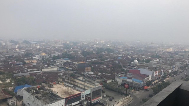 KABUT asap menyelimuti Kota Pekanbaru sejak Senin, 29 Juli 2019. 