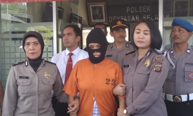 Mahasiswi pelaku pembuangan bayi saat diamankan petugas, Kamis (1/8) - kanalbali/KAAD