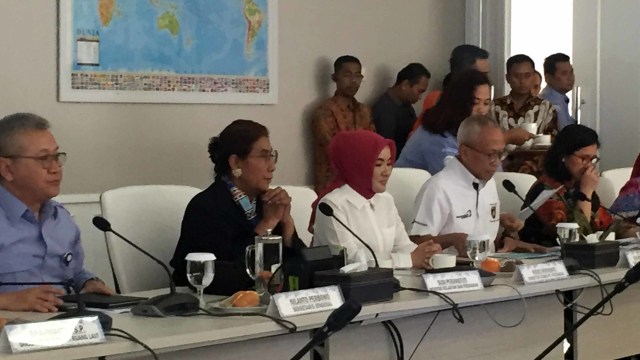 Menteri Kelautan dan Perikanan Susi Pudjiastuti (kedua kiri) bersama Direktur Utama Pertamina, Nicke Widyawati (tengah) menyampaikan konferensi pers tentang Penanganan Tumpahan Minyak (Oil Spill) di perairan Karawang, di Mina Bahari IV Gedung KKP, Jakarta, Kamis (1/8). Foto: Nurul Nur Azizah/kumparan