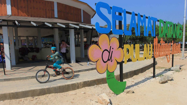 Seorang anak bermain sepeda di Pulau Untung Jawa, Kepulangan Seribu. Foto: Irfan Adi Saputra/kumparan
