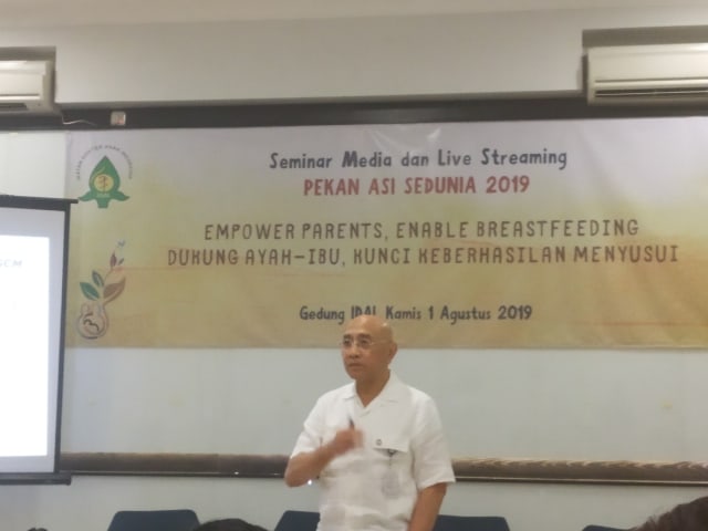 Ketua Pengurus Pusat IDAI, Dr. Aman B. Pulungan, Sp. A(K), FAAP, saat memberikan materi dalam seminar media dan live streaming Pekan ASi Sedunia, di Gedung IDAI, Kamis (1/8). Foto: Dian Rosalina